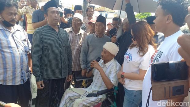 Massa demo di kantor Kejari Sampang menuntut keadilan di kasus penembakan Muarah, relawan Prabowo-Gibran
