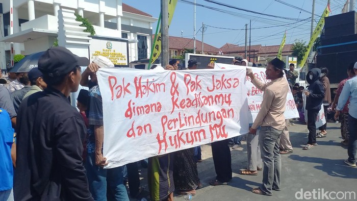 Massa demo di kantor Kejari Sampang menuntut keadilan di kasus penembakan Muarah, relawan Prabowo-Gibran