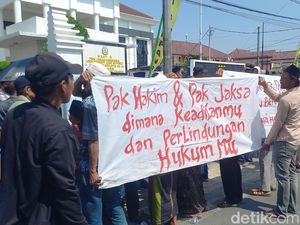 Massa Demo Kejari Sampang Tuntut Keadilan Kasus Penembakan Muarah