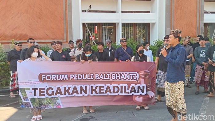 Masyarakat Forum Bali Shanti berdemo di Kejati Bali terkait kasus penodaan Nyepi di Sumberklampok, Kamis (25/7/2024). (Foto: Aryo Mahendro/detikBali)