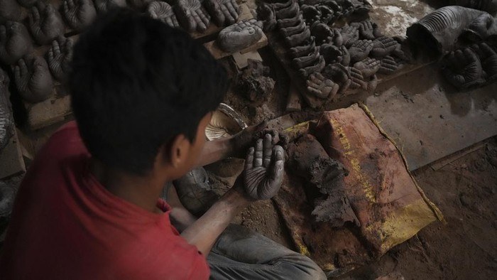 Perajin mulai mempersiapkan patung Ganesha di Hyderabad, India. Patung Ini nantinya akan digunakan untuk festival Ganesh Chaturthi.