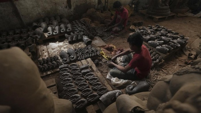 Melihat Pembuatan Patung Ganesha Jelang Festival Ganesh Chaturthi Perajin mulai mempersiapkan patung Ganesha di Hyderabad, India. Patung Ini nantinya akan digunakan untuk festival Ganesh Chaturthi.