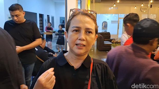 Menantu Acil Bimbo, Sofia Yulinar Surachman saat wawancara bersama awak media.