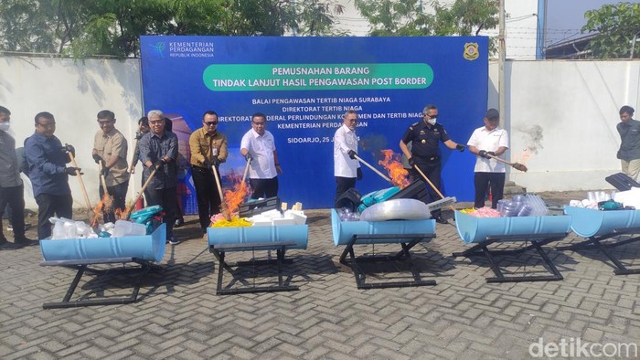 Mendag Zulhas musnahkan barang impor ilegal di Sidoarjo.