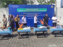 Mendag Zulhas Musnahkan Barang Impor Ilegal Senilai Rp 5 M di Sidoarjo
