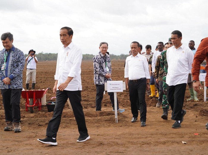 Menteri Investasi/Kepala BKPM Bahlil Lahadalia Mendampingi Presiden Jokowi