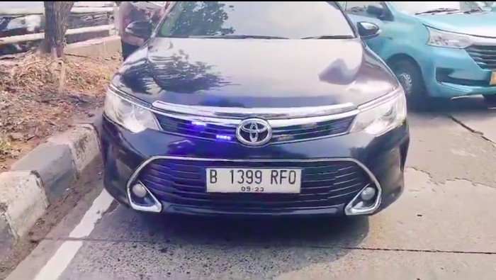 Mobil pakai strobo