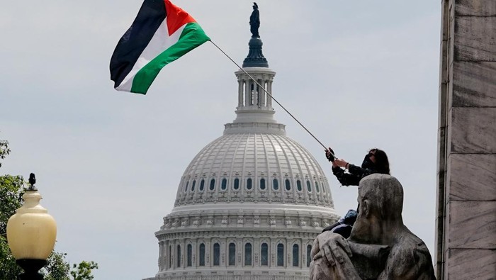 Pro-Palestinian demonstrators protest, on the day of Israeli Prime Minister Benjamin Netanyahus address to a joint meeting of Congress on Capitol Hill, in Washington, U.S., July 24, 2024. REUTERS/Nathan Howard