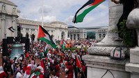 Dalam aksinya, para demonstran menuntut gencatan senjata untuk perang antara Israel dan Hamas. Beberapa meneriakkan agar Netanyahu ditangkap, merujuk pada upaya jaksa Mahkamah Pidana Internasional (ICC) yang mengupayakan surat perintah penangkapan untuk sang PM Israel atas kejahatan perang. 