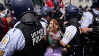 Kurang dari dua kilometer jauhnya, para polisi menggunakan semprotan merica terhadap ribuan demonstran pro-Palestina yang beraksi di luar Gedung Capitol saat Netanyahu berpidato di hadapan Kongres AS. 