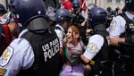 Momen Demonstran Kibarkan Bendera Palestina Saat Netanyahu Pidato di AS Momen Demonstran Kibarkan Bendera Palestina Saat Netanyahu Pidato di AS