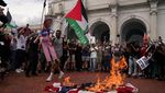 Momen Demonstran Kibarkan Bendera Palestina Saat Netanyahu Pidato di AS