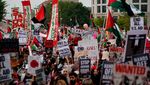 Momen Demonstran Kibarkan Bendera Palestina Saat Netanyahu Pidato di AS