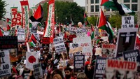 Beberapa demonstran lainnya membawa poster dengan wajah Netanyahu yang diberi label sebagai buronan kriminal. Tangkap penjahat perang, demikian bunyi poster demonstran lainnya. 