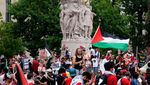 Momen Demonstran Kibarkan Bendera Palestina Saat Netanyahu Pidato di AS
