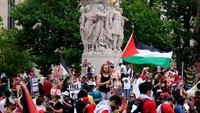 Demonstran pro-Palestina berunjuk rasa pada hari Perdana Menteri Israel Benjamin Netanyahu menyampaikan pidato di hadapan Kongres di Capitol Hill, di Washington, Amerika Serikat, Rabu (24/7/2024). 
