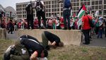 Momen Demonstran Kibarkan Bendera Palestina Saat Netanyahu Pidato di AS