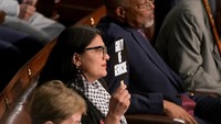 Kehadiran Netanyahu diwarnai protes di luar gedung Capitol. Alih-alih mengabaikan protes yang terjadi beberapa langkah dari pidatonya, Netanyahu langsung menyerang mereka, menyebut demonstrasi tersebut sebagai salah arah. Dia juga mengkritik protes anti-perang di kampus-kampus AS. 