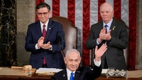 Namun, protes bukanlah satu-satunya tantangan yang dihadapi Netanyahu. Pada bulan Mei, Jaksa Karim Khan dari Pengadilan Kriminal Internasional (ICC) meminta agar surat perintah penangkapan dikeluarkan untuk Netanyahu dan sekutunya, menuduh mereka melakukan “kejahatan perang dan kejahatan terhadap kemanusiaan” atas tindakan mereka di Gaza. 