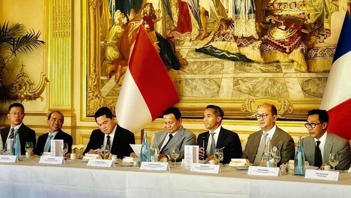 Momen Prabowo Pimpin Pertemuan Bisnis di Prancis Menteri Pertahanan RI sekaligus Presiden terpilih Pilpres 2024 Prabowo Subianto memimpin Business Meeting dalam kunjungannya ke Paris, Perancis untuk menemui Presiden Prancis Emmanuel Macron, di Paris. Pada kesempatan itu, Prabowo didampingi Ketua Dewan Pertimbangan Kadin/CdM Olimpiade Paris Anindya Bakrie, Menteri BUMN Erick Tohir dan TKN Prabowo-Gibran, Rosan P Roeslani. Indonesia dan Perancis menjalin hubungan diplomatik sejak September 1950. Selama kepemimpinan Prabowo sebagai Menteri Pertahanan, Indonesia cukup banyak membeli alutsista dari Perancis, mulai dari pesawat tempur, kapal selam, dan radar.
