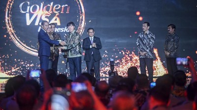Momen Shin Tae-yong Terima Golden Visa dari Jokowi