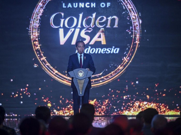Presiden Joko Widodo (kiri) memberikan Golden Visa kepada Pelatih Sepak Bola Tim Nasional Indonesia Shin Tae-yong (keempat kiri) disaksikan oleh Menkum HAM Yasonna Laoly (kedua kiri), Dirjen Imigrasi Kemenkumham Silmy Karim (ketiga kiri), Sekretaris Kabinet Pramono Anung (ketiga kanan), Menko Marves Luhut Binsar Pandjaitan (kedua kanan), dan Menkopolhukam Hadi Tjahjanto (kanan) dalam acara peluncuran Golden Visa di Jakarta, Kamis (25/7/2024). Presiden mengatakan layanan Golden Visa diharapkan dapat memberi kemudahan bagi warga negara asing (WNA) dalam berinvestasi dan berkarya di Indonesia yang menargetkan investor dan pebisnis internasional, talenta global, dan wisatawan mancanegara yang memenuhi kriteria. ANTARA FOTO/Erlangga Bregas Prakoso/rwa.