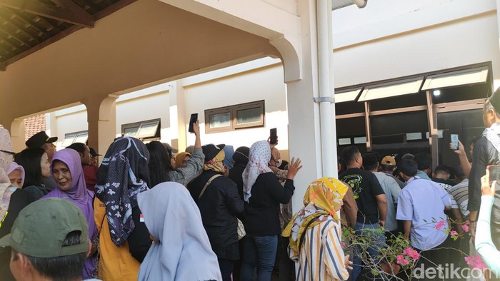 Momen warga saat menggeruduk kantor Kalurahan Karangsewu, Kapanewon Galur, Kulon Progo, Kamis (25/7).