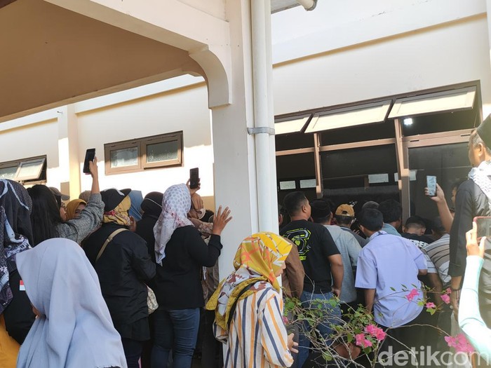 Momen warga saat menggeruduk kantor Kalurahan Karangsewu, Kapanewon Galur, Kulon Progo, Kamis (25/7).