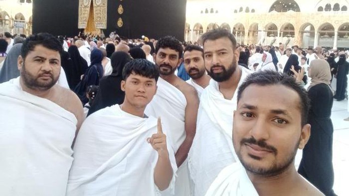 Narendra Wicaksono (kedua dari kiri) bersama jamaah umrah lain di Makkah. Diunggah Kamis (25/7/2024).