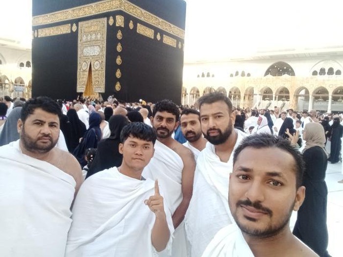 Narendra Wicaksono (kedua dari kiri) bersama jamaah umrah lain di Makkah. Diunggah Kamis (25/7/2024).