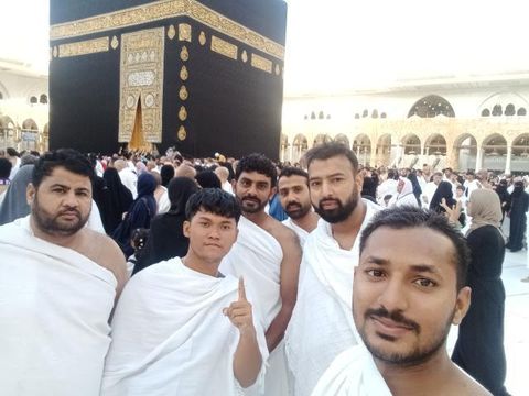 Narendra Wicaksono (kedua dari kiri) bersama jamaah umrah lain di Makkah. Diunggah Kamis (25/7/2024).