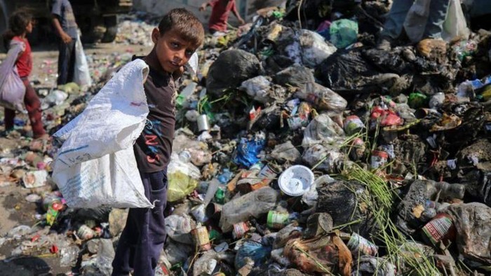 Warga Gaza Tercekik di Tengah Tumpukan Sampah yang Membanjir