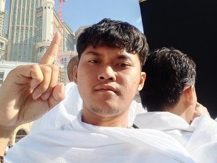 Narendra, ojol asal Klaten melaksanakan umroh di Arab Saudi.