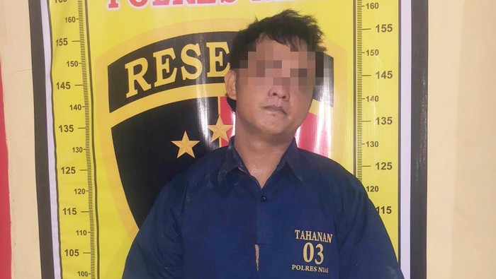 Pelaku AZ saat diamankan di kantor polisi. (Foto: Dok. Polres Nias)