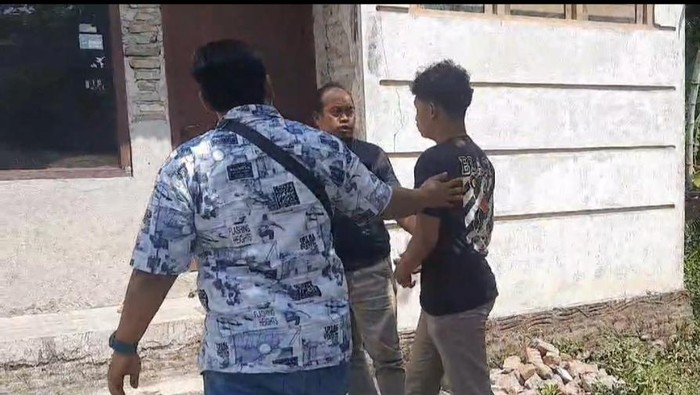 Pelaku begal payudara di Bojonegoro saat dijembput di rumahnya