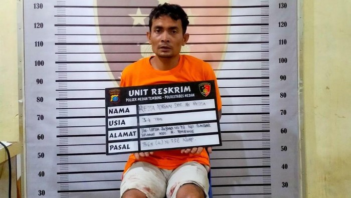 Pelaku Reza saat diamankan di kantor polisi. (Dok. Polsek Medan Tembung)