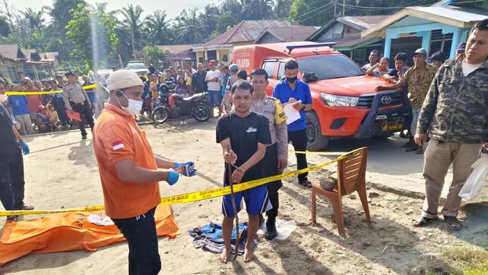Pelaku saat rekonstruksi pembunuhan Oslen Siregar. (Dok. Polres Simalungun)