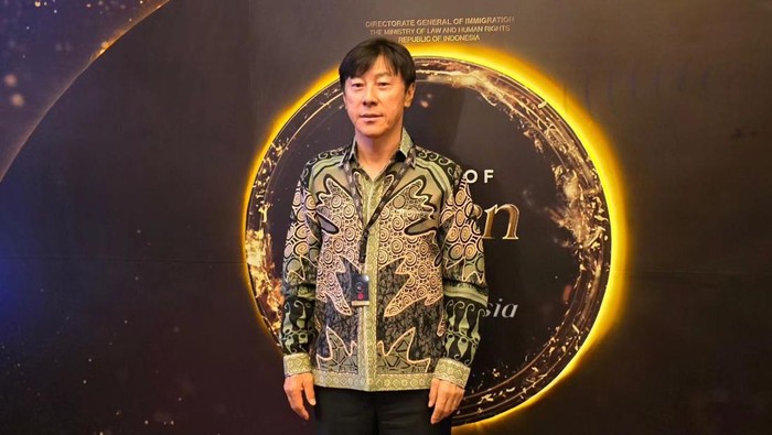 Pelatih Timnas Indonesia, Shin Tae-yong saat menerima Golden Visa, Kamis (25/7/2024).