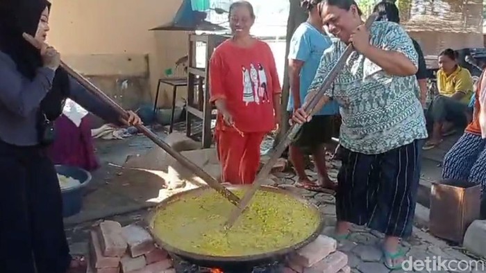 Pembuatan bubur sura.