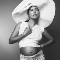 Dalam pose lainnya, model 27 tahun ini mengenakan setelan crop top dan celana brief beraksen eyelet dari koleksi JW Anderson. Topi oversized Chanel melengkapi penampilannya. Foto: Dok. W Magazine