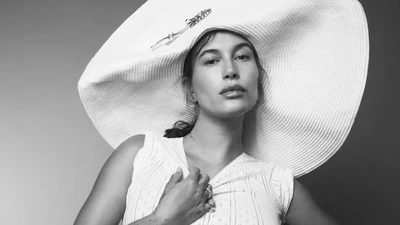 7 Potret Hailey Bieber Pemotretan Kehamilan dengan Gaya High Fashion