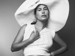 7 Potret Hailey Bieber Pemotretan Kehamilan dengan Gaya High Fashion