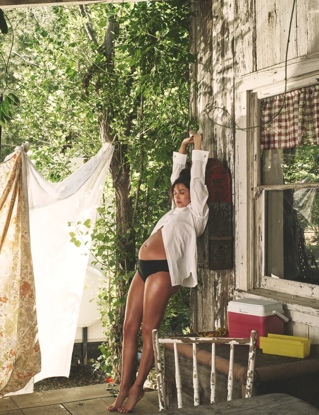 Soal kehamilan, Hailey mengungkap bahwa dia merahasiakannya selama enam bulan, yang sempat membuatnya stres. “Saya menyembunyikan rahasia besar ini, dan itu tidak terasa baik. Saya menginginkan kebebasan untuk keluar dan menjalani hidup saya,” tuturnya. Foto: Dok. W Magazine