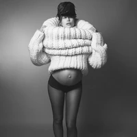 Sweater tebal rancangan Sean McGirr untuk Alexander McQueen memberi kesan quirky namun tetap stylish. Perut hamilnya kembali diperlihatkan dengan mengenakan underwear hitam. Foto: Dok. W Magazine