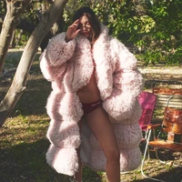 Gaya edgy juga hadir lewat mantel bulu dari koleksi Alaia, yang dipadukan celana bried Miu Miu. Foto: Dok. W Magazine