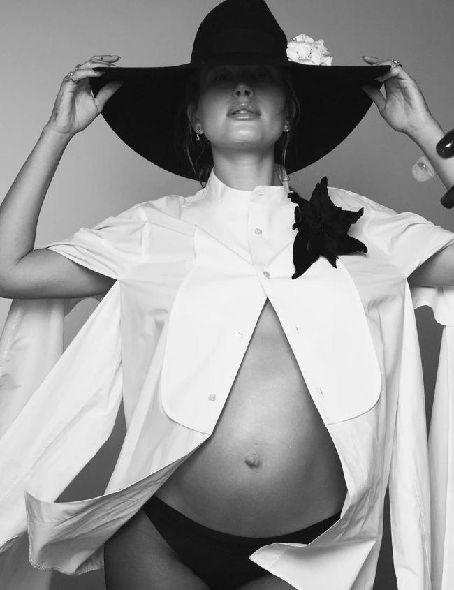 Pendiri brand kecantikan Rhode ini mengenakan kemeja putih dengan kancing terbuka dari dada hingga perut yang menonjolkan kehamilannya. Kemeja dari koleksi JW Anderson. Foto: Dok. W Magazine