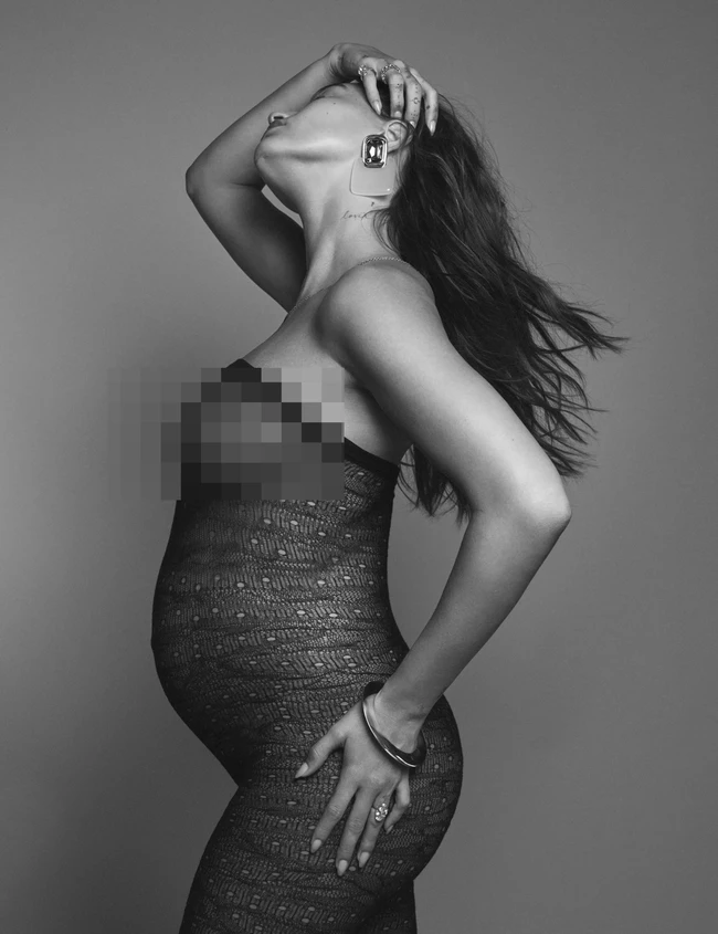 Aura seksi sekaligus feminin ditampilkan dalam balutan gaun ketat transparan. Foto: Dok. W Magazine