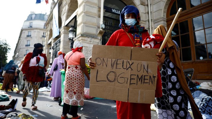 Menjelang Olimpiade Paris 2024, sejumlah keluarga tunawisma melakukan perkemahan di depan balai kota distrik ke-18 di Paris, Prancis. Ini foto-fotonya.