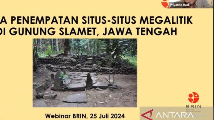 Peneliti Pusat Riset Arkeologi Prasejarah dan Sejarah BRIN Priyatno Hadi dalam seminar tentang Rekam Jejak Manusia dan Budaya Austronesia di Nusantara yang diikuti secara daring di Jakarta. (ANTARA/Sean Filo Muhamad/Youtube BRIN)
