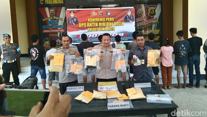 Para tersangka pengedar sabu-sabu yang diringkus Polres Bima Kota, Kamis (25/7/2024).
